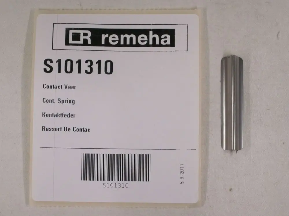 Kontaktfeder von Remeha auf einem Etikett liegend. Das Etikett enthält Informationen wie Artikelnummer und Mehrsprachige Bezeichnungen des Produkts.